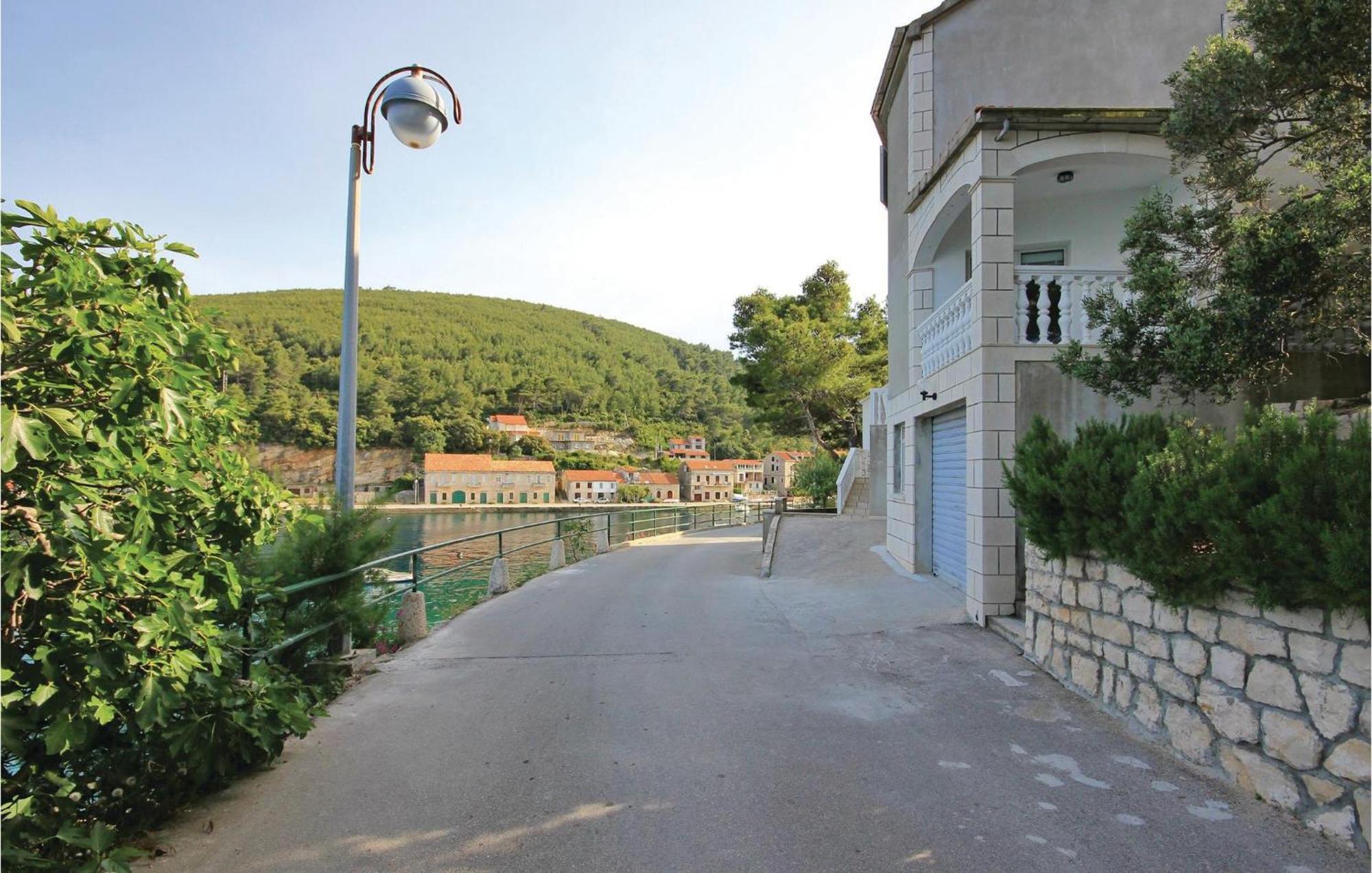 Cozy Apartment In Prigradica With House Sea View Exterior photo